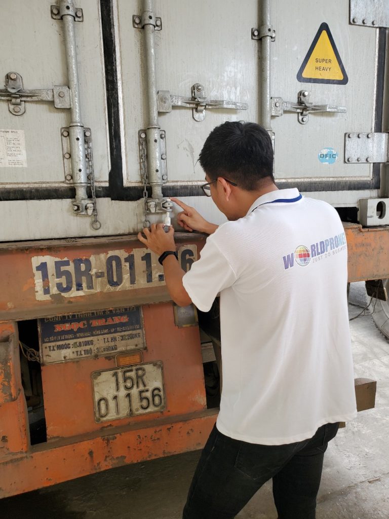 Mr. Khoa, WPN Vietnam local representative, seal the container